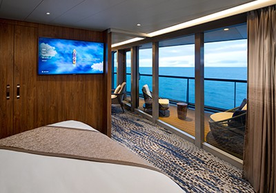 FL19-RoyalSuite-BedroomR.jpg
