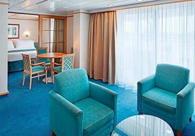 RCI_AD_RoyalFamilySuite-Living1R.jpg