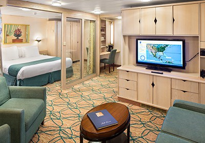 RCI_RH_RoyalFamSuite-Living2R.jpg