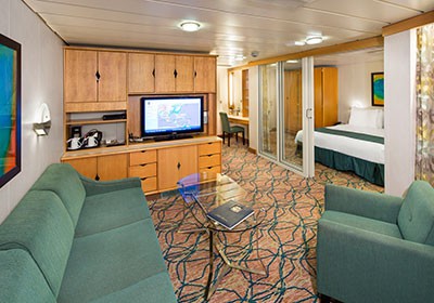 RCI_EN-RoyalFamSuite-Living2R.jpg