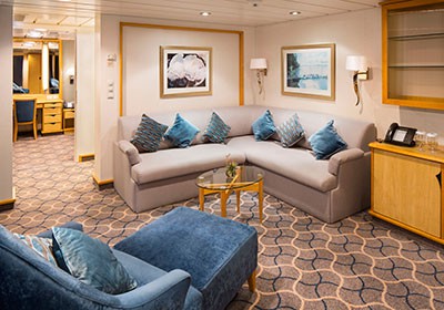 RCI_LB_RoyalFamilySuite-Living2R.jpg