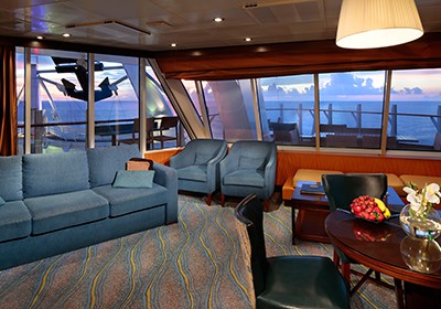 RCI_OA_ATSuiteLivingDeck9F.jpg