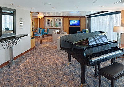 RCI_JW_RoyalSuite-Living1R.jpg