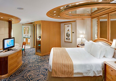 RCI_EN-RoyalSuite-BedroomR.jpg